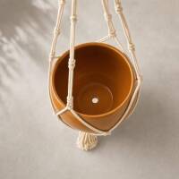 H&auml;ngetopf aus glasierter Keramik mit Makramee-Aufh&auml;ngung &ndash; Boho-Style